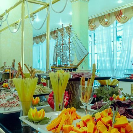 Planeta Hotel & Aquapark Free Beach Access 阳光海滩 外观 照片 A buffet at a hotel