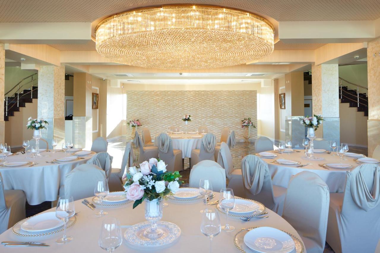 Planeta Hotel & Aquapark Free Beach Access 阳光海滩 外观 照片 The ballroom at the Royal Automobile Club