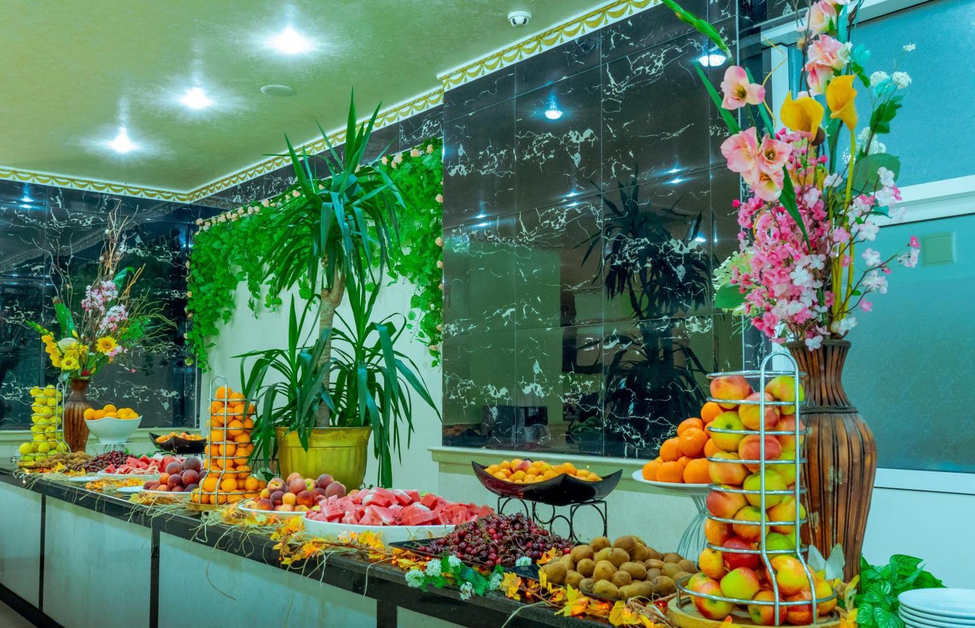 Planeta Hotel & Aquapark Free Beach Access 阳光海滩 外观 照片 Fruit buffet