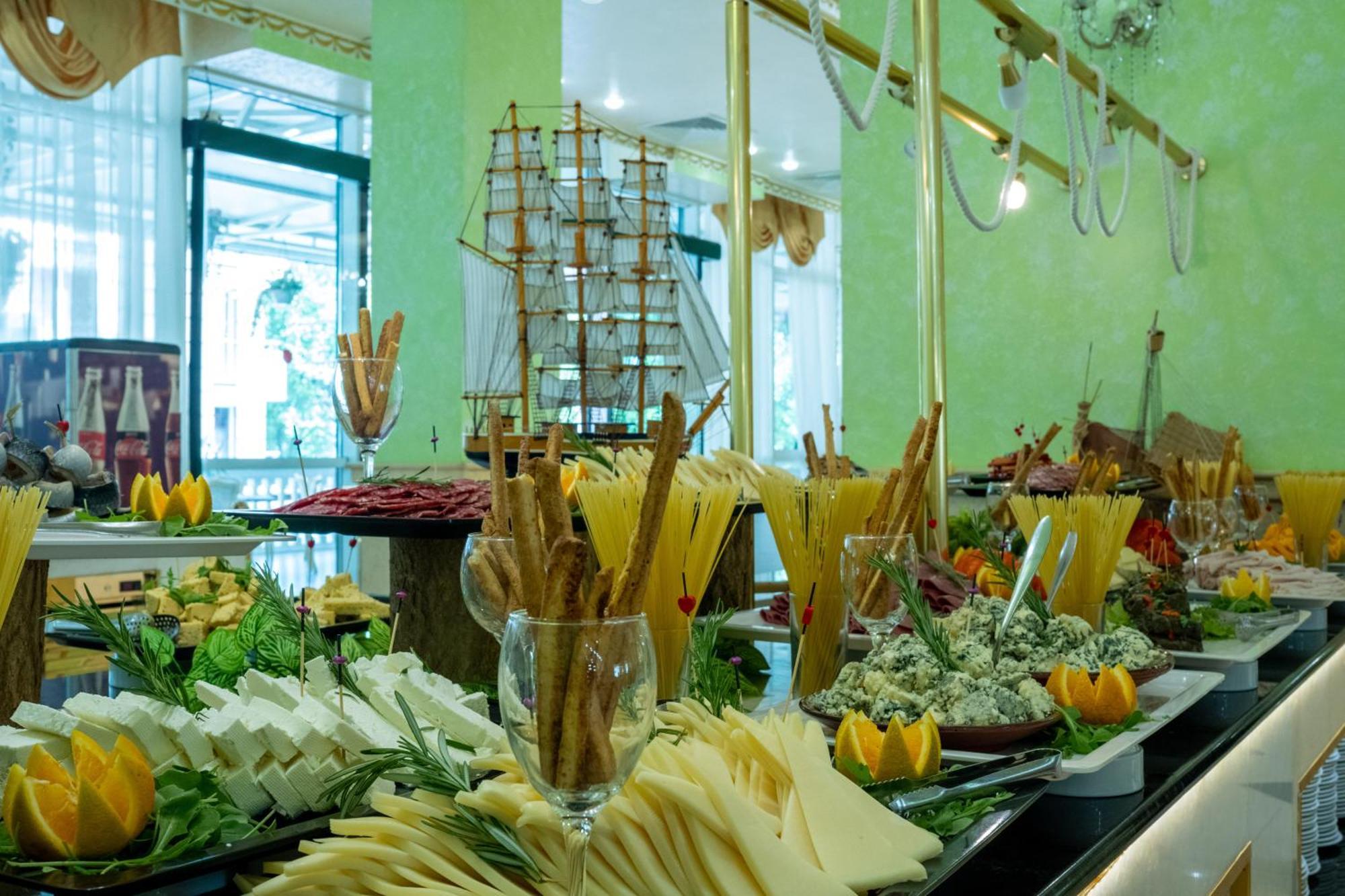 Planeta Hotel & Aquapark Free Beach Access 阳光海滩 外观 照片 A cheese display at a buffet