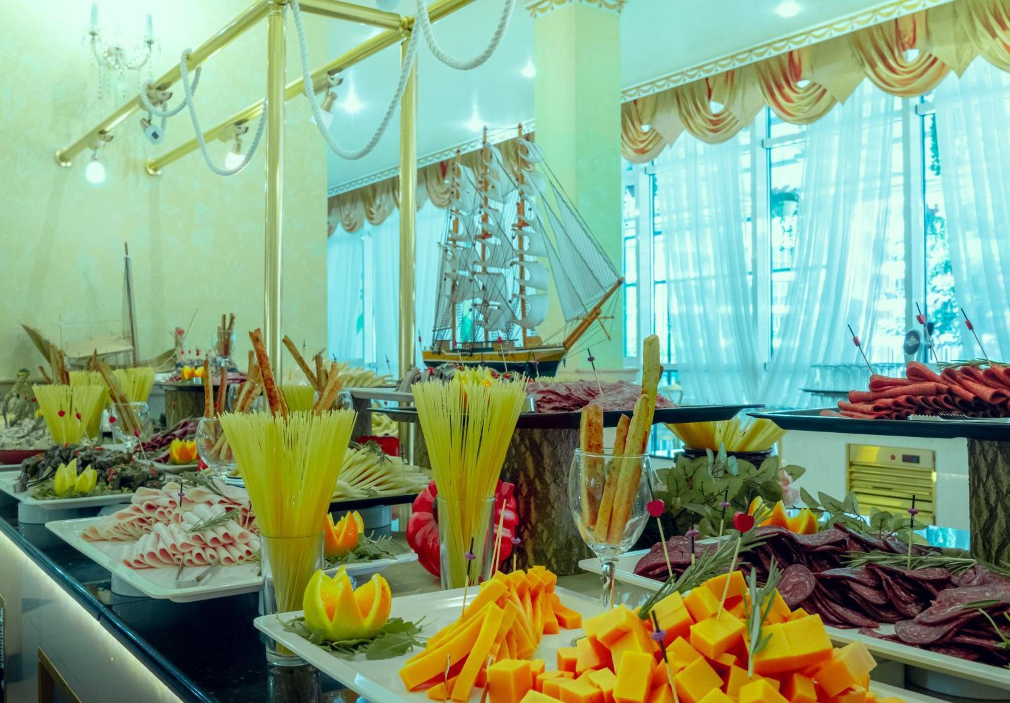 Planeta Hotel & Aquapark Free Beach Access 阳光海滩 外观 照片 A buffet at a hotel