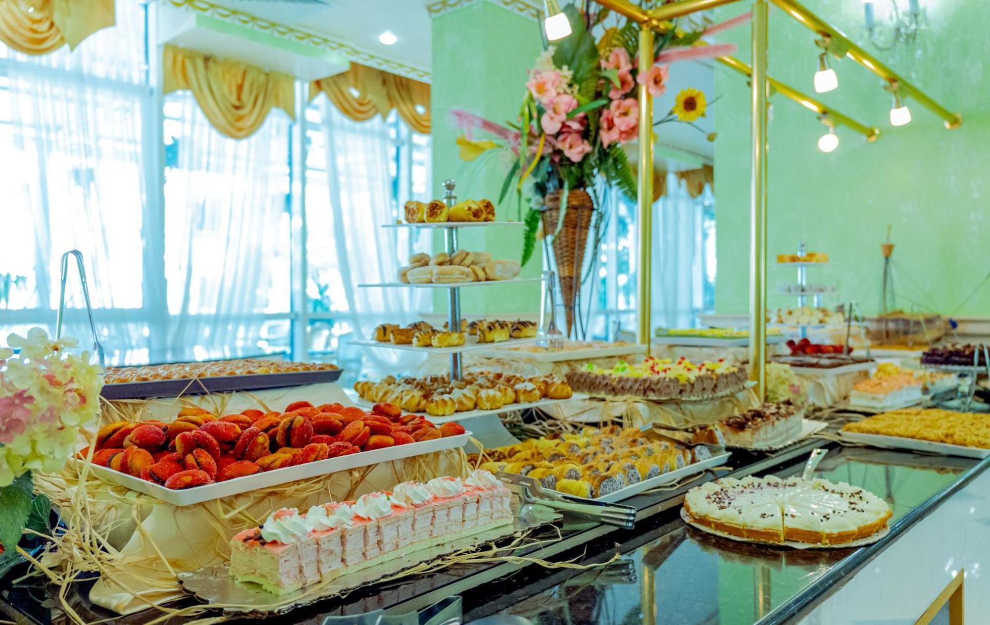 Planeta Hotel & Aquapark Free Beach Access 阳光海滩 外观 照片 A dessert buffet