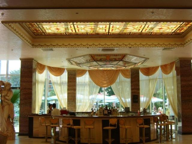 Planeta Hotel & Aquapark Free Beach Access 阳光海滩 外观 照片 The bar at the lobby